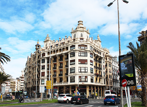 Ibarkalde ha restaurado la puerta de este edificio histórico de Donostia. Paseo Colón 2.