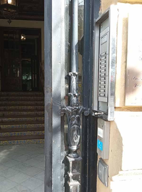 foto_de_puerta_metalica_oxidada_en_san_sebastian_herreros.jpg