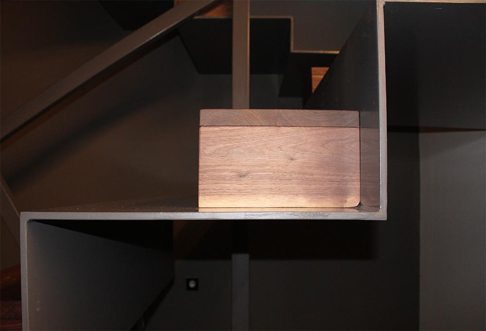 fotografias_de_escalera_de_chapa_plegada_con_cajonera_de_madera.jpg