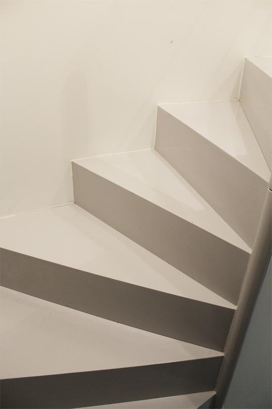 fotografias_de_escaleras_de_chapa_plegada_o_chapa_continua_en_acero_espesores.jpg