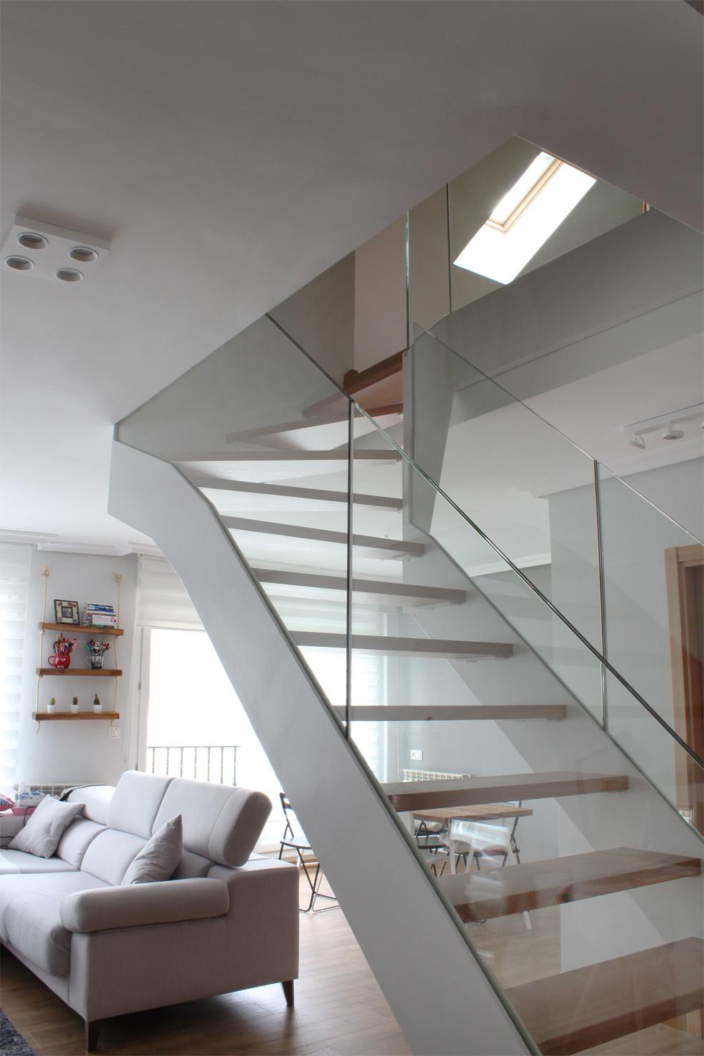 fotografias_de_escaleras_metalicas_con_barandillas_de_vidrio_ibarkalde_s.l.jpg