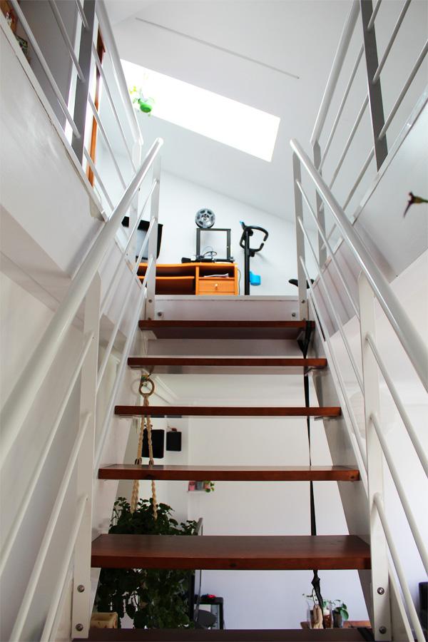 fotografias_de_escaleras_rectas_para_duplex_con_barandillas_de_acero_lacado_para_interiores.jpg