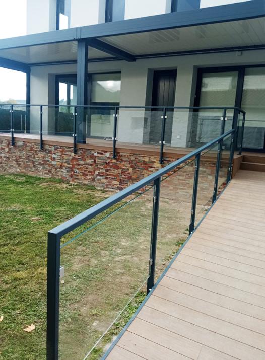 glass_rail_entreprises_barandas_de_hierro_y_vidrio_con_pinzas_en_acero_inoxidable.jpg
