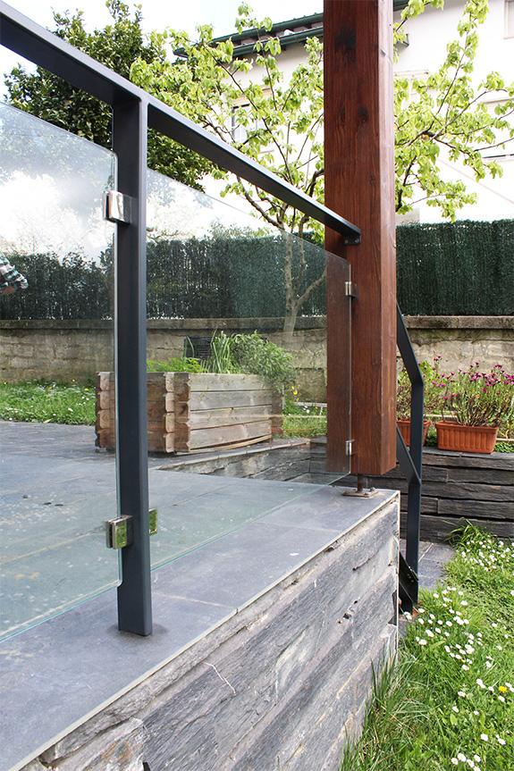 herreria_en_san_sebastian_donostia_para_trabajos_de_vidrio_y_escalera_metalica_de_acceso_a_jardin.jpg