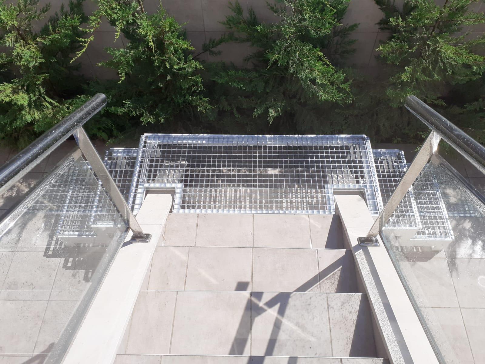 herreria_en_san_sebastian_reparacion_de_escalera_con_dificil_acceso.jpg
