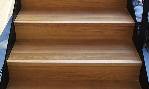 huellas_de_madera_de_roble_con_ranuras_antideslizamiento.jpg