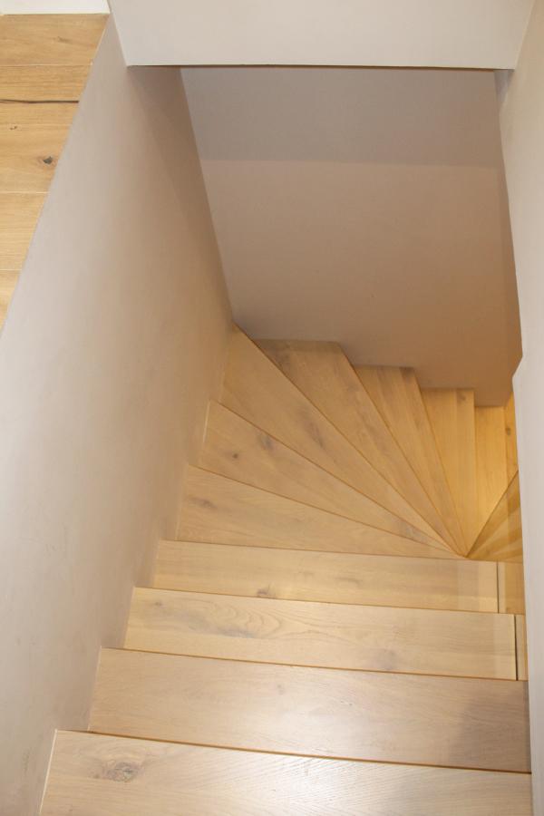 huellas_y_contrahuellas_de_madera_en_escaleras_a_medida_en_interiores.jpg