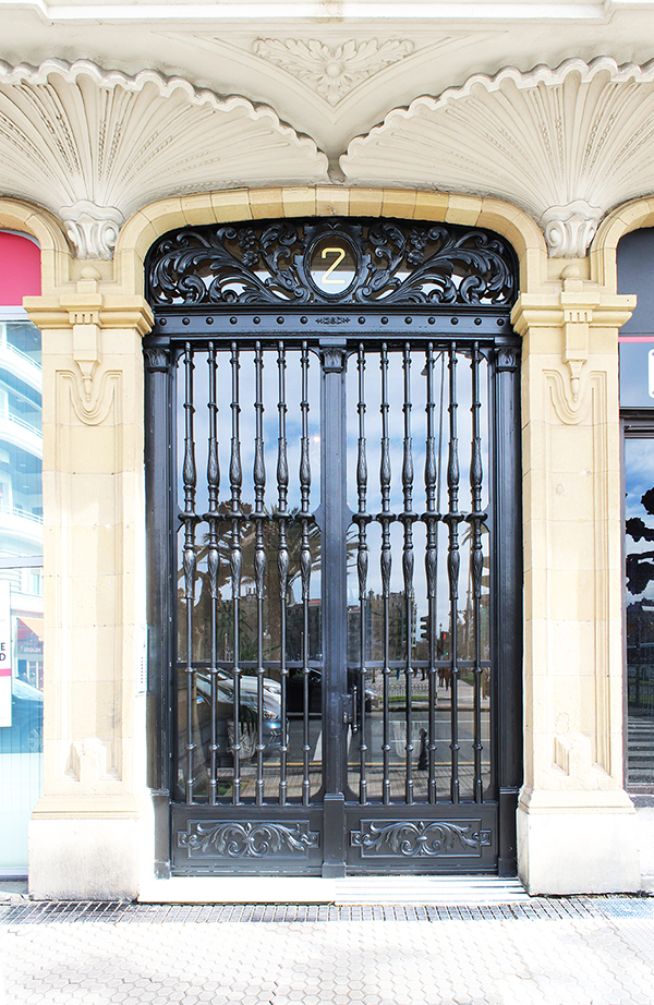 En Ibarkalde realizamos trabajos de reparación y saneamiento de puertas históricas respetando el Peppuc y las exigencias del ayuntamiento. de Donostia-Sebastián para el área romántica.