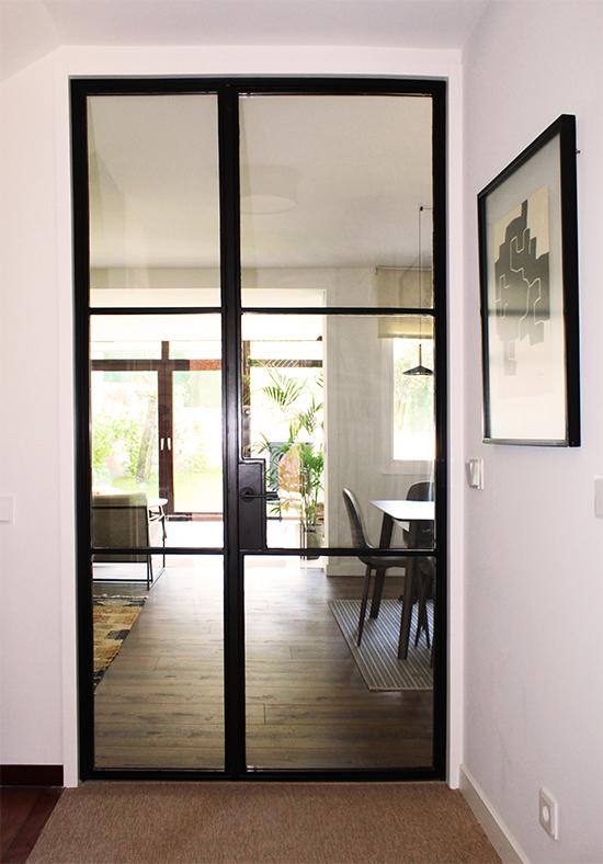 Puerta con hoja abatible en acero lacado y vidrio de 4 + 4