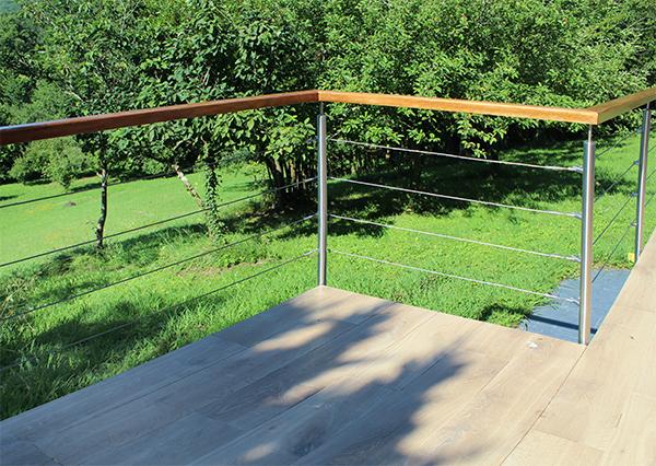instaladores_de_barandillas_exteriores_con_cable_acero_inoxidable_y_pasamanos_madera.jpg