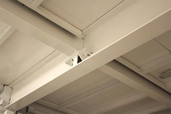interseccion_de_dos_vigas_en_una_entreplanta_metalica_en_hernani.jpg