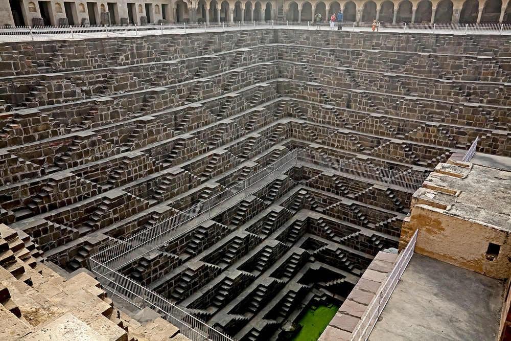 las escaleras chand baori es una construccion con el objetivo de hacer acopio de agia