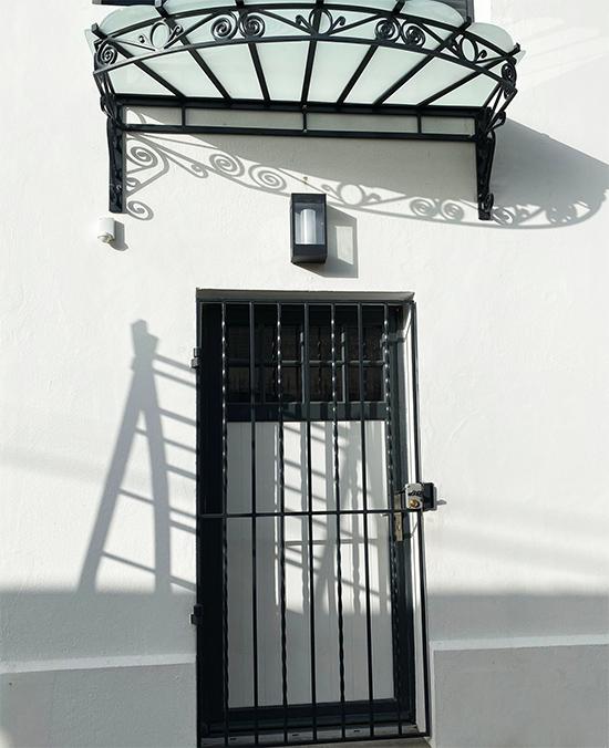 lucero_alero_marquesina_en_bayona_de_vidrio.jpg
