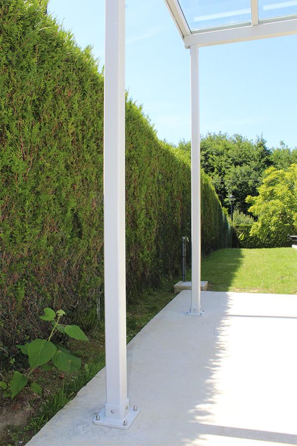 marquesina_con_postes_resistentes_de_acero_galvanizado_ral_7035_ibarkalde.jpg