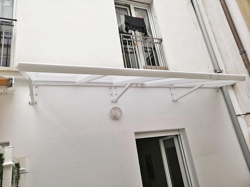 marquesina_lacada_en_blanco_con_policarbonato_albeolar.jpg