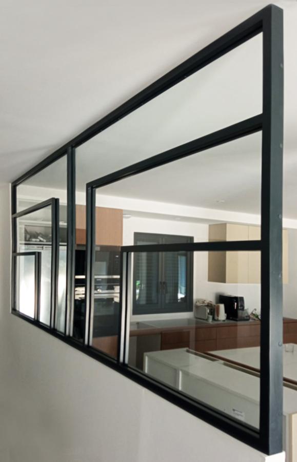 panel_fijo_de_acero_y_vidrio_separador_de_ambientes_en_arcangues_francia.jpg
