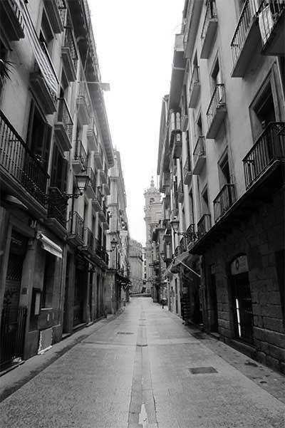 fotografias antiguas de donostia san sebastian, con las barandillas y balcones de forja artistica