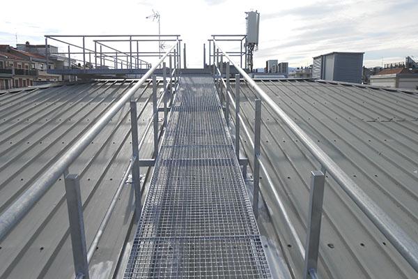 pasarelas_de_accedo_a_azoteas_centro_comercial_la_bretxa.jpg