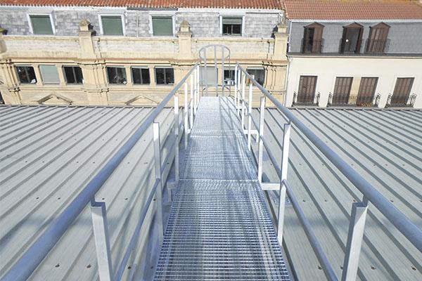 pasarelas_de_hierro_para_tejados_en_san_sebastian.jpg