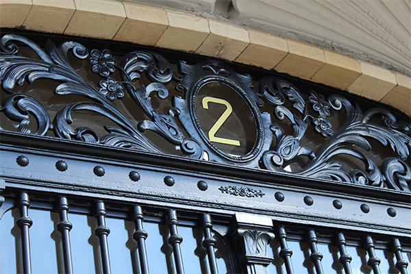 hay trabajos de herrería que son como obras de arte. como este trabajo de restauración de puerta en Paseo Colon de gros