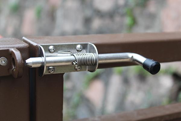 pestillo_para_puerta_de_acceso_peatonal_de_chapa_perforada_fabricacin_y_montaje.jpg
