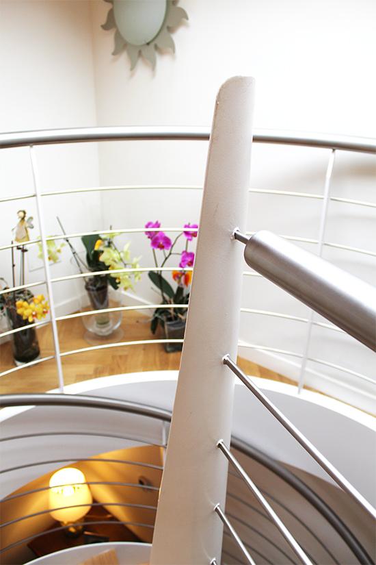 poste_central_curvado_pintado_en_blanco_en_escalera_helicoidal.jpg
