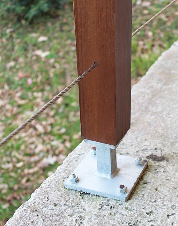 poste_de_barandilla_de_madera_de_iroko_mecanizado_con_agujero_para_cable_de_inox.jpg
