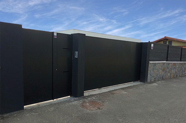 proyecto de puerta corredera motorizafa con puerta peatonal y de acceso a vehículos