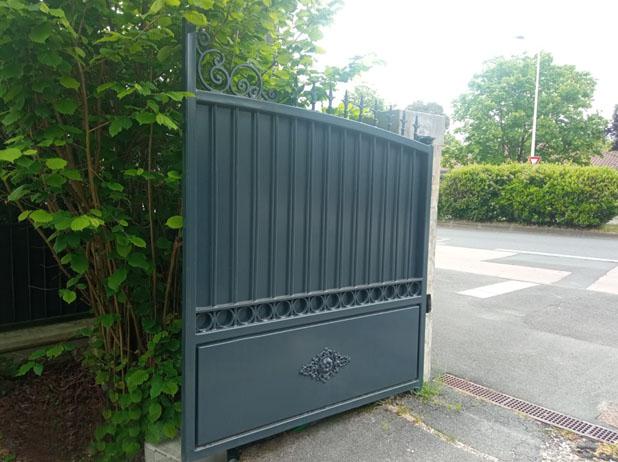 puerta_abatible_motorizada_de_dos_hojas_en_exteriores_con_ornamentaciones_chapa_galvanizada_y_lacada.jpg