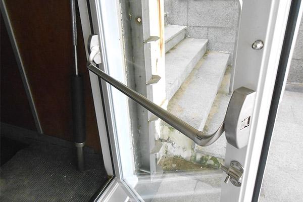puertas con barra antipanico en san sebastian donostia ibarkalde
