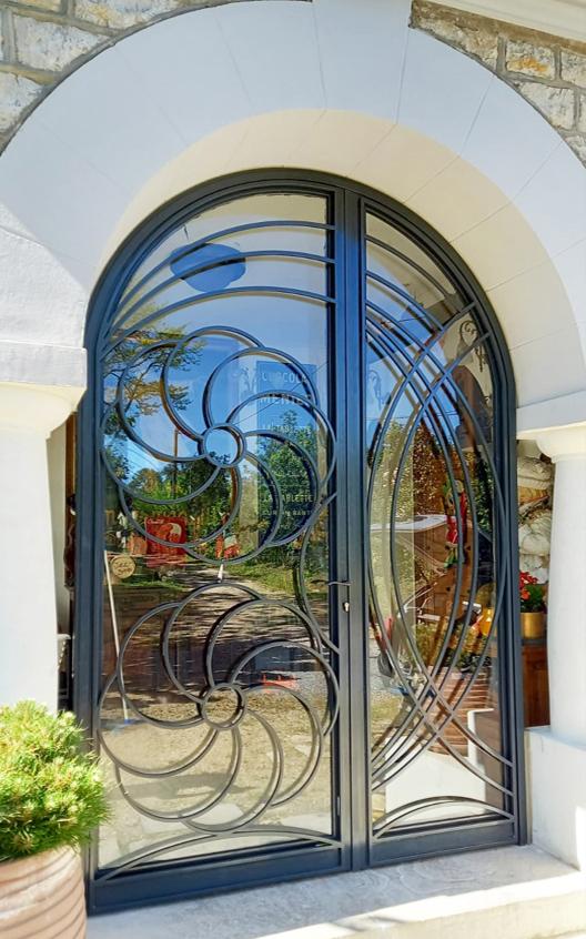 puerta_de_forja_y_vidrio_decorativa_en_bayona_francia.jpg