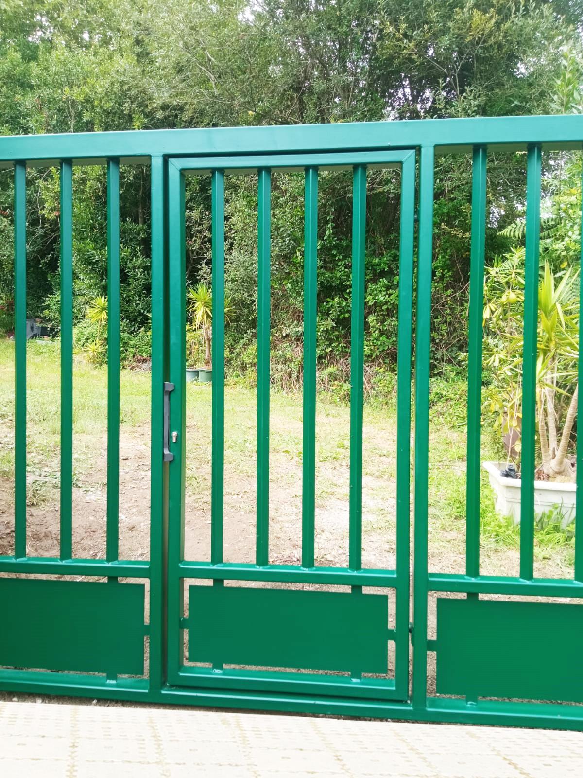puerta_de_vehiculos_acceso_peatonal_en_hondarribia.jpg