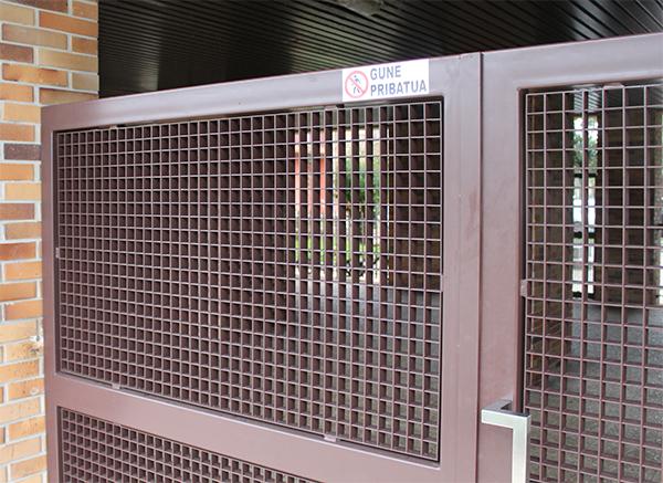 puerta_en_acero_galvzanizo_ral_tonalidad_marron.jpg