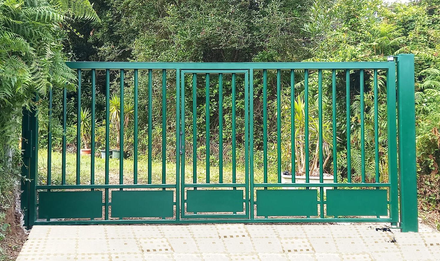 puerta_exterior_en_acero_al_arbono_termolacada_en_color_verde_vehiculos_y_peatonal.jpg