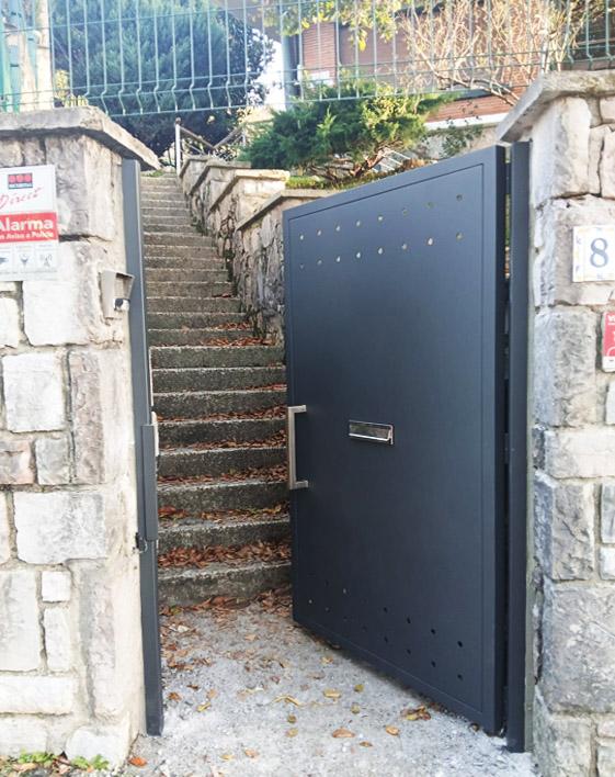 puerta_exterior_en_gris_forj_en_donostia_con_bocacartas_y_cerradura_en_donostia.jpg