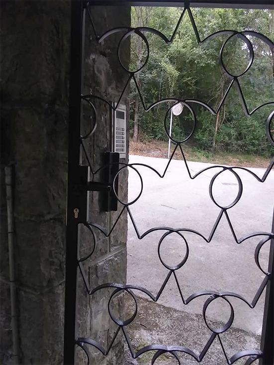 puerta_metalica_de_forja_estilo_rustico_en_gipuzkoa_de_ibarkalde.jpg