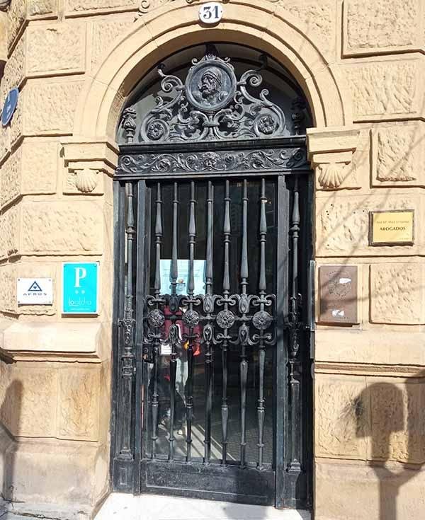 puerta_metalica_easo_31_donostia_san_sebastian.jpg