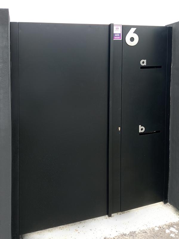 puerta_peatonal_en_san_sebastian_donostia_acceso_a_recinto_privado.jpg