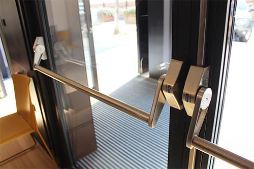 puertas_con_cerradura_antipanico_en_la_entrada_de_tabakalera_santander.jpg