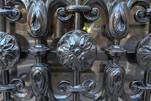 puertas_de_acero_con_ornamentos_restauracion_en_san_sebastian_donostia.jpg