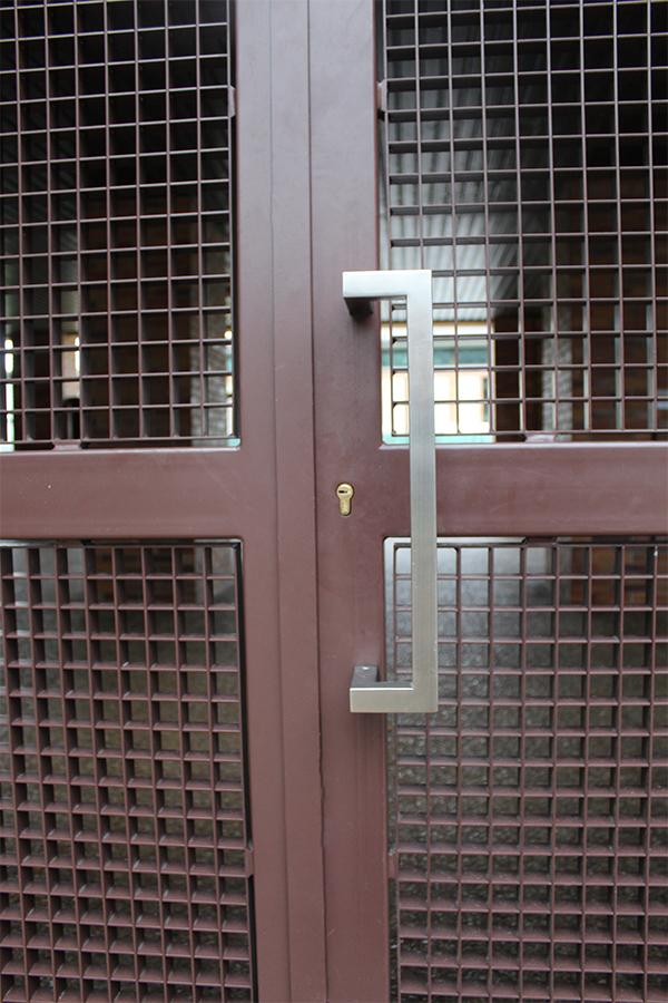 puertas_exteriores_en_color_marron_en_zarautz.jpg