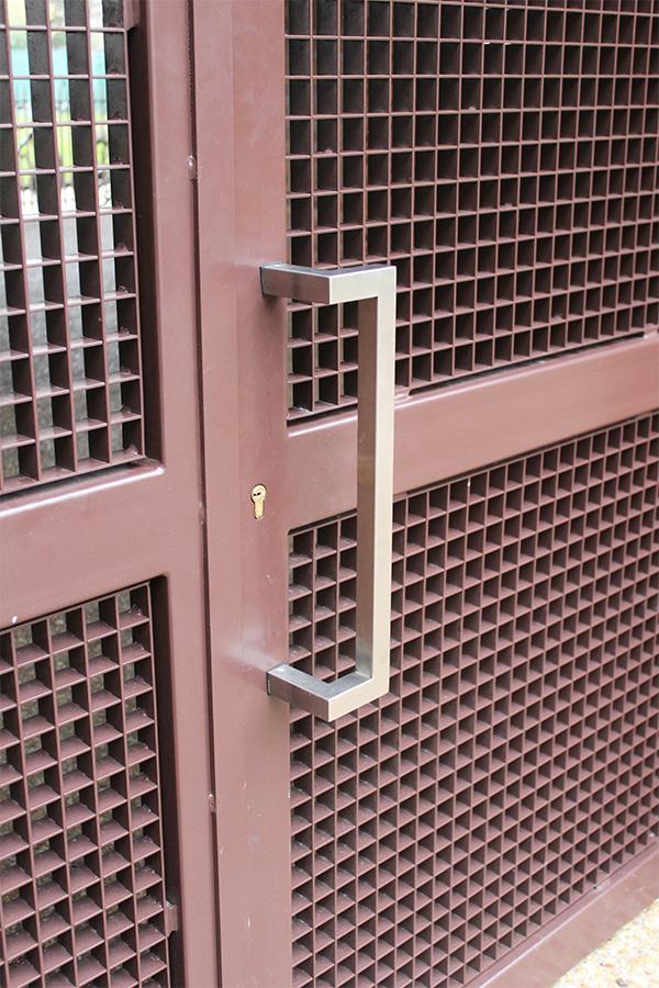 puertas_exteriores_en_ral_marron_en_zarautz.jpg