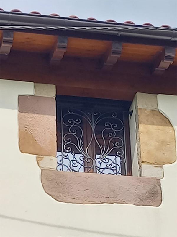 rejas_decorativas_en_forja_en_acero_al_carbono_termolacado.jpg