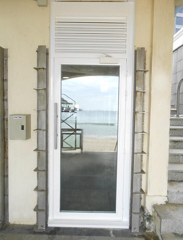 reparacion_y_sustitucion_de_la_puerta_de_salida_de_emergencia_del_gimnasio_la_perla_de_san_sebastian_donostia.jpg