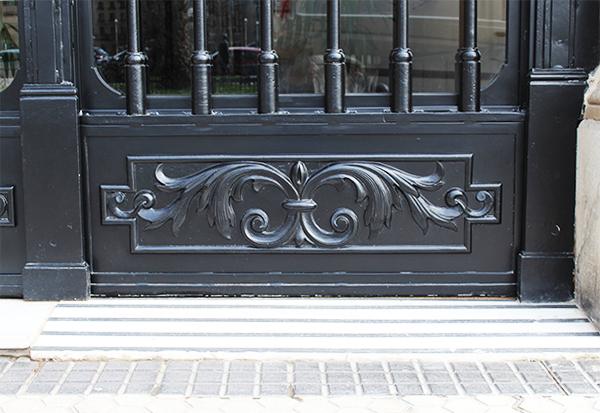 Herrería de Hernani restaura y sanea la puerta del portal de Paseo Colón 2 de San Sebastián-Donostia