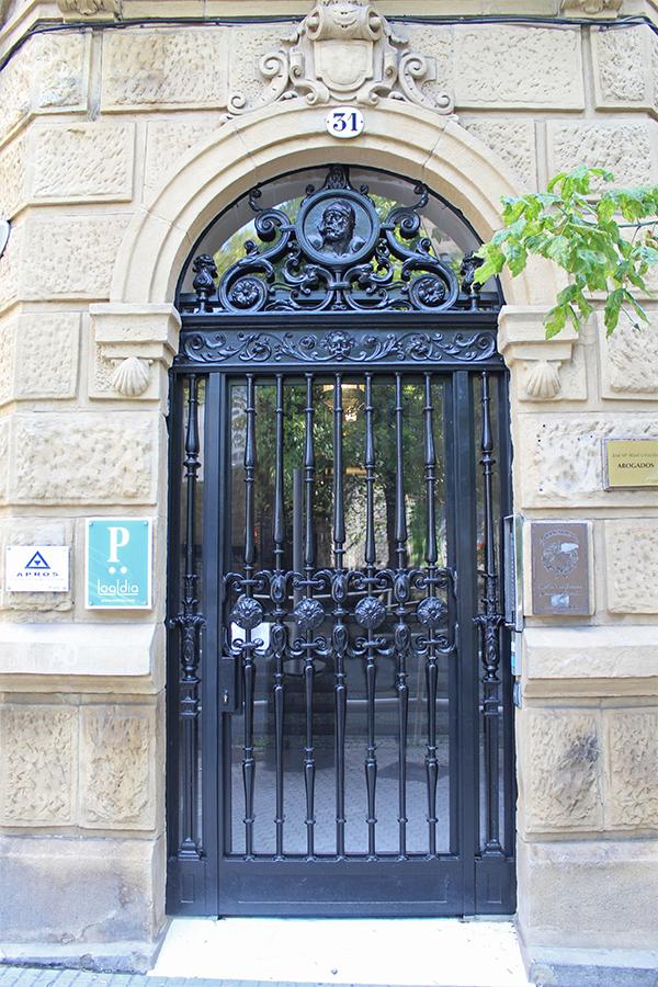 restauracion_de_puerta_de_acero_termolacado_en_easo_31_san_sebastian.jpg
