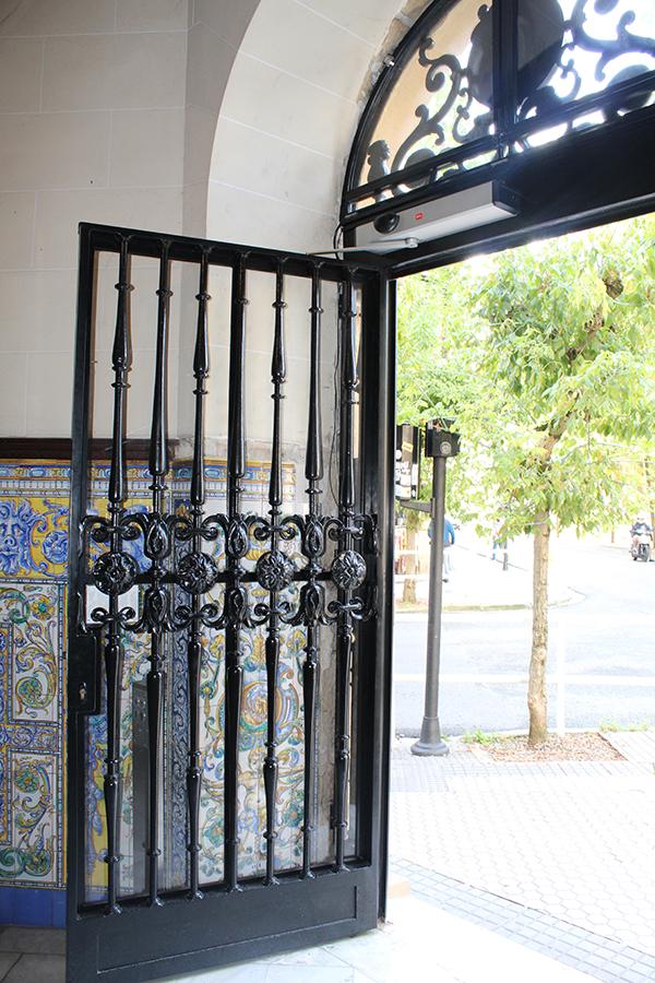 restauracion_y_motorizacion_de_puertas_metalicas_clasicas_donostia.jpg