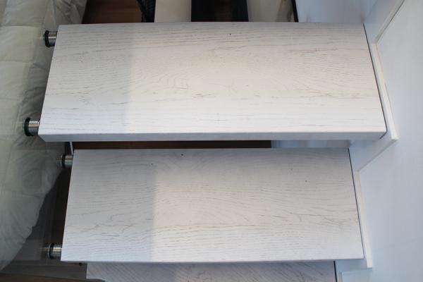 roble_rustico_frances_cepillado_y_blanqueado_en_escaleras_interiores.jpg