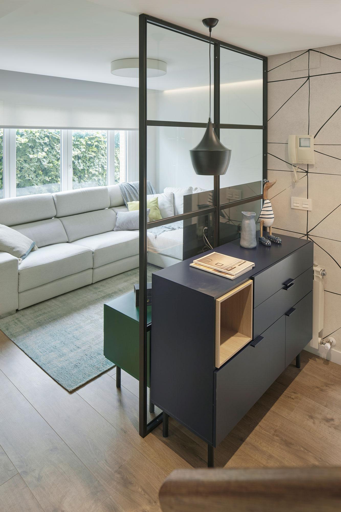mamparas de acero y vidrio para separar ambientes, fabricada en acero termolacado en color negro y vidrio. para una reforma en vivienda de andoain gipuzkoa