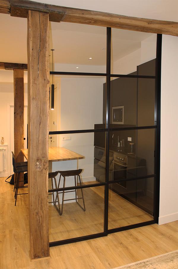 separador_interior_de_acero_y_vidrio_en_donostia.jpg